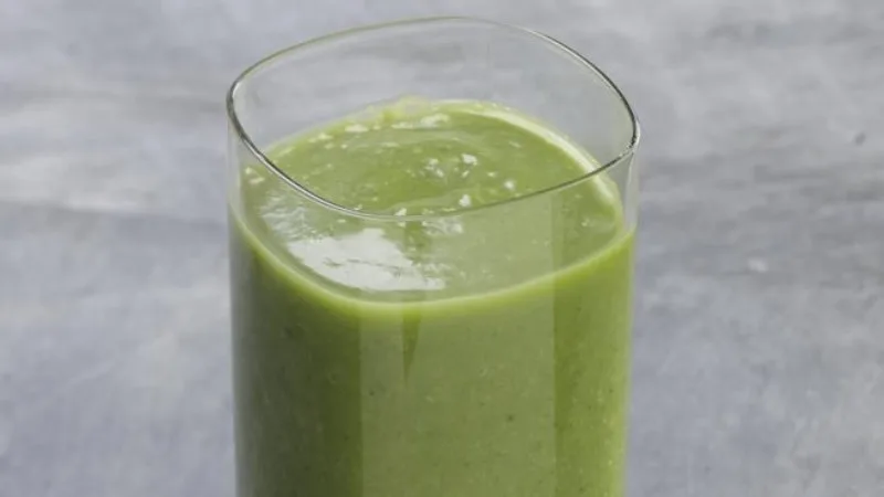 Delicious Avocado Spinach and Kiwi Green Smoothie for A Healthy Heart