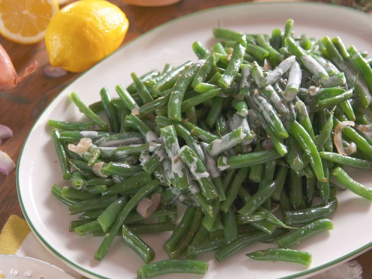 LIGHTLY FRIED GREEN BEANS WITH LEMON DILL DIP