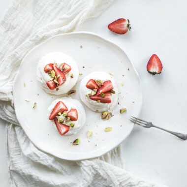 Pistachio Pavlova Meringue Cakes 2 FFF 4561 e1459676463702