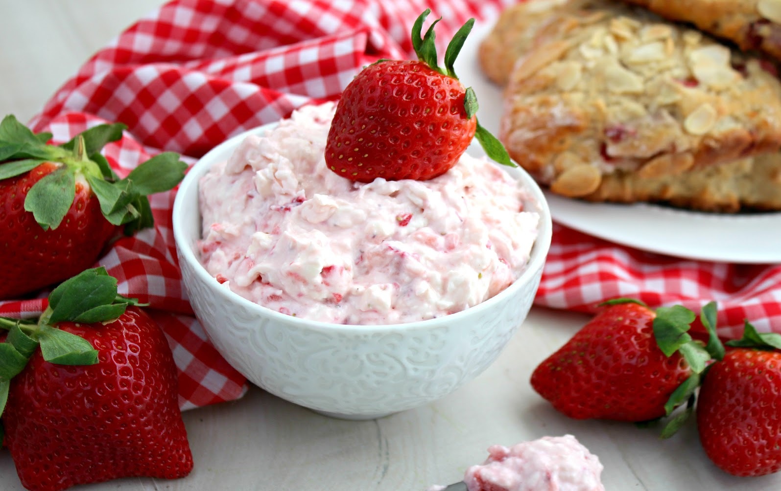 Strawberry butter. Клубника и сливки. Десерт клубника сливки. Творог со сливками сладкий. Спред клубничный.