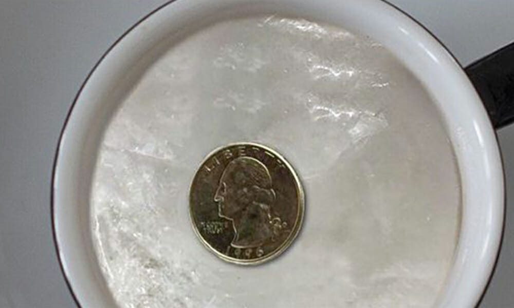 REMOVE RUST FROM YOUR SINK, STOVE, BURNERS AND ALL THE KITCHEN UTENSILS WITH THIS AMAZING TRICK 1 Put a quarter on a cup of ice 002