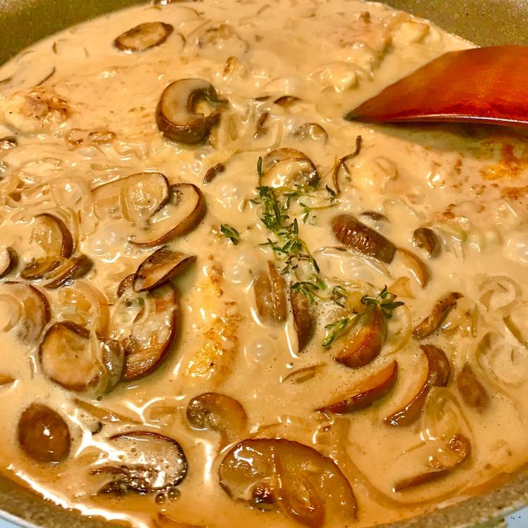Skillet Chicken and Mushroom Wine Sauce