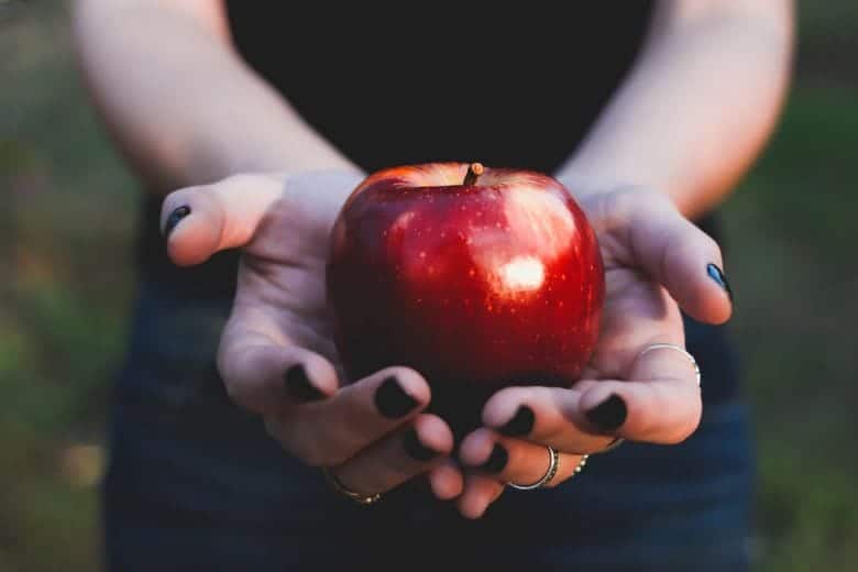 Do you rinse an apple before eating it? Here’s why you shouldn’t 1 rinse an apple before eating