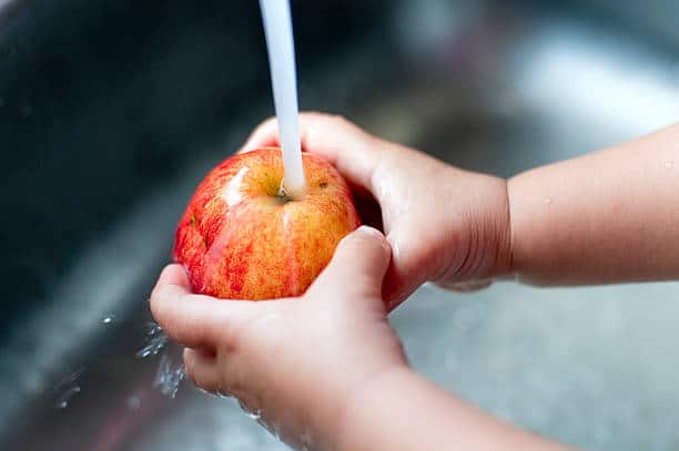 washing apple