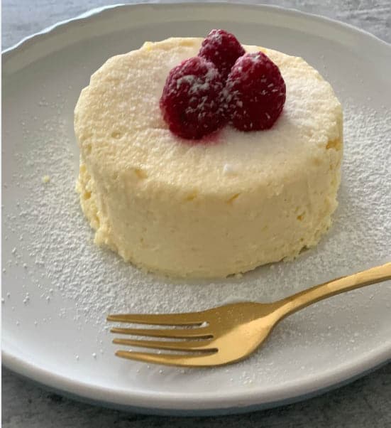 EASY 5-MINUTE KETO LEMON MUG CAKE