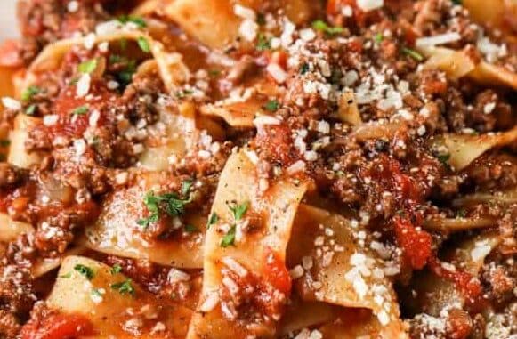 PASTA WITH TOMATO AND CHORIZO