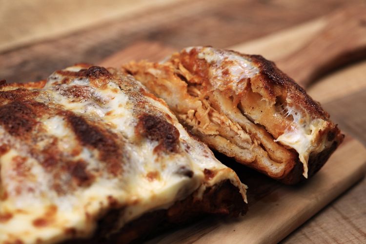 Cut pizza dough for a comfort bomb that will conquer the stomach of the pickiest eaters